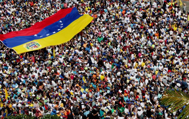 Καζάνι που βράζει η Βενεζουέλα: Χιλιάδες πολίτες στους δρόμους κατά Μαδούρο