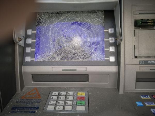 Μέγαρα: Ληστεία σε τράπεζα – Αφαίρεσαν το ΑΤΜ