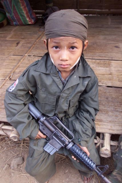 «Καμπανάκι» UNICEF για τα παιδιά - στρατιώτες