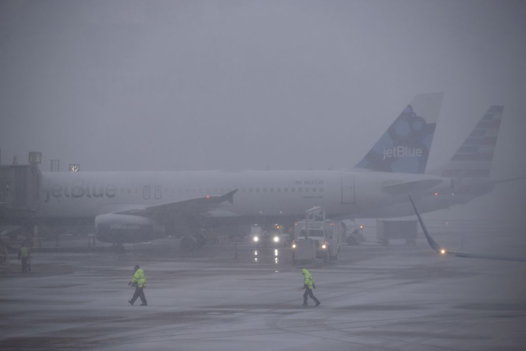 Χιονοθύελλα πλήττει τις ανατολικές ΗΠΑ, ακυρώθηκαν εκατοντάδες πτήσεις