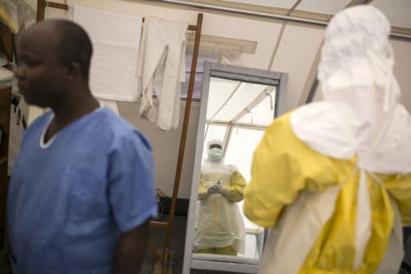 Κονγκό: Ένοπλοι πυρπόλησαν κέντρο θεραπείας του Έμπολα
