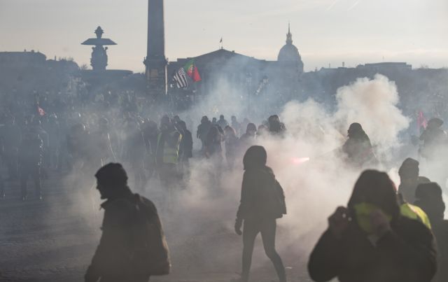 Γαλλία: Επεισόδια και δακρυγόνα κατά τη διάρκεια μαζικών αντικυβερνητικών διαδηλώσεων
