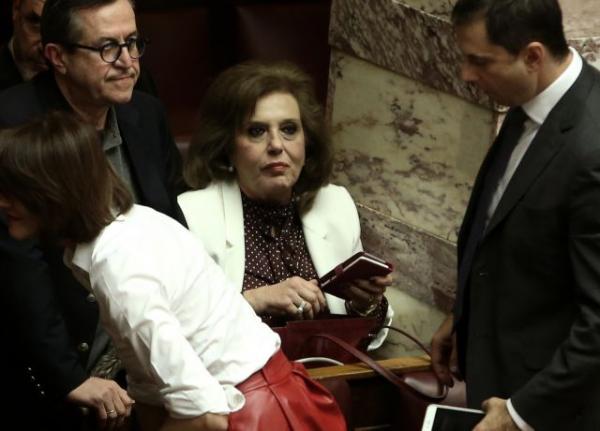 Η Μεγαλοοικονόμου κερνάει… κουραμπιέδες στη Βουλη