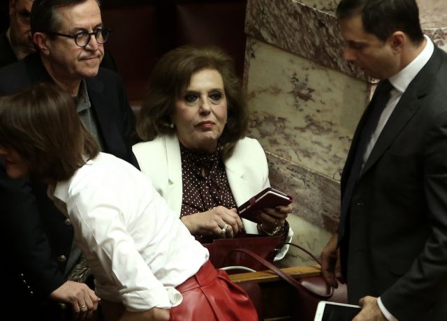 Η Μεγαλοοικονόμου κερνάει… κουραμπιέδες στη Βουλη
