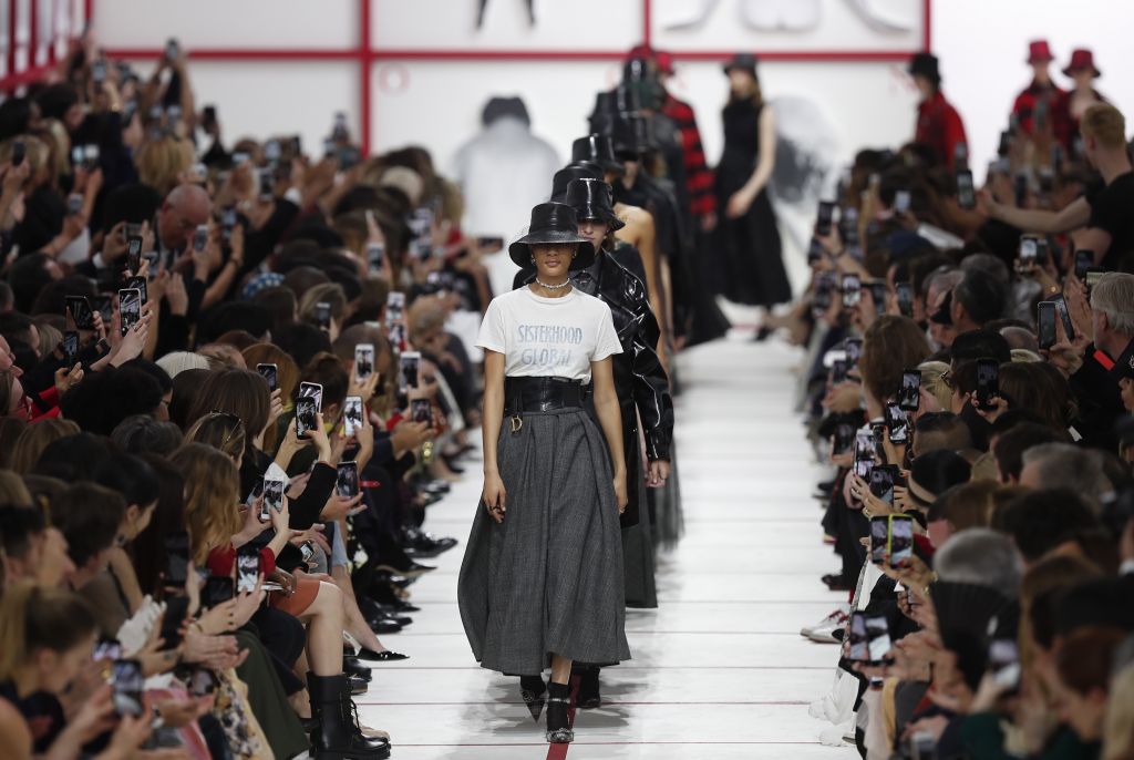 Η νέα κολεξιόν του οίκου Dior έχει φεμινιστικό αέρα