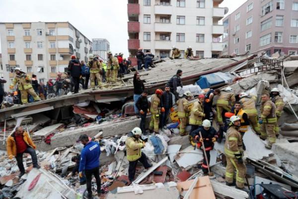 Βίντεο που κόβει την ανάσα: Η στιγμή της κατάρρευσης του κτιρίου στην Κωνσταντινούπολη