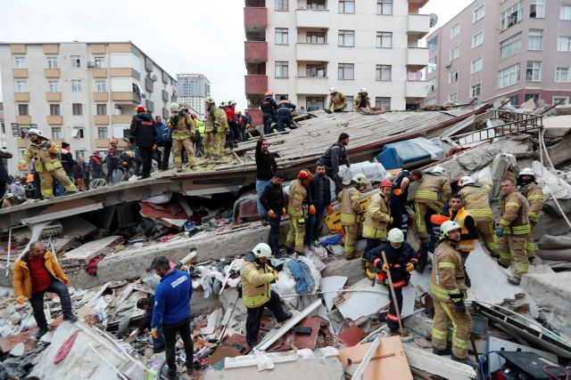 Βίντεο που κόβει την ανάσα: Η στιγμή της κατάρρευσης του κτιρίου στην Κωνσταντινούπολη