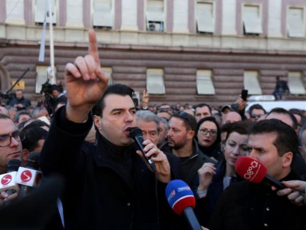 Πολιτική κρίση στην Αλβανία: Παραιτούνται βουλευτές της αντιπολίτευσης