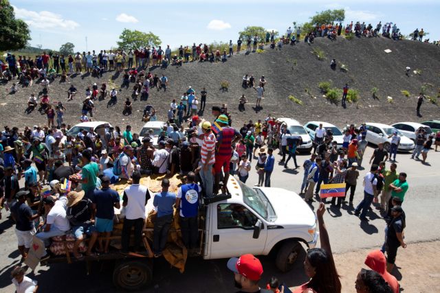 Βενεζουέλα: Συγκρούσεις στρατιωτικών – πολιτών για την ανθρωπιστική βοήθεια