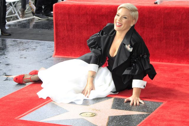 Το δικό της αστέρι στη Λεωφόρο της Δόξας απέκτησε η Pink [εικόνες]