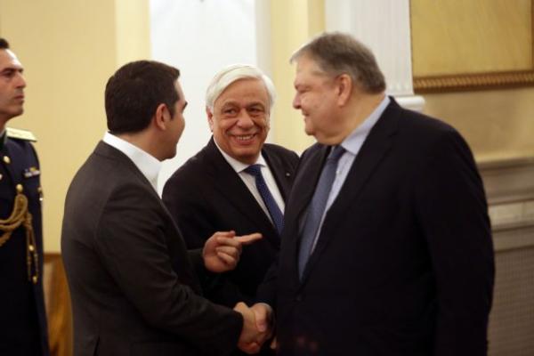 Τα «πηγαδάκια» στη δεξίωση Παυλόπουλου