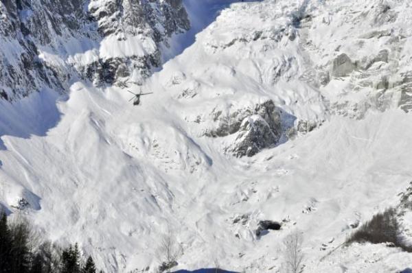 Συναγερμός στην Ελβετία: Χιονοστιβάδα καταπλάκωσε ανθρώπους