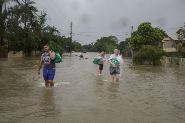 Πλημμύρες σάρωσαν την Αυστραλία - Κροκόδειλοι εθεάθησαν στους δρόμους