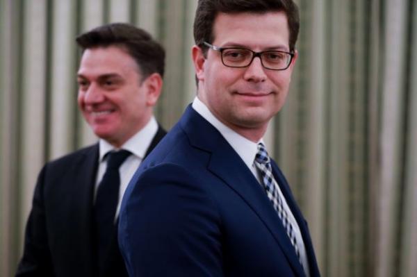 Ορκίστηκαν τα νέα μέλη της κυβέρνησης – Θρησκευτικός όρκος από Μωραΐτη και Τόλκα