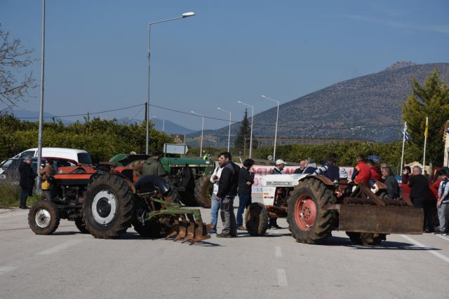 Αμετακίνητοι οι αγρότες – Ποιοι δρόμοι είναι αποκλεισμένοι με τρακτέρ