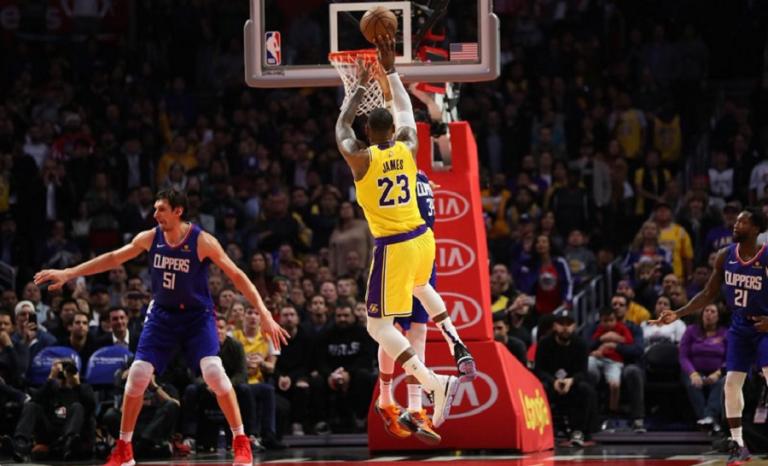 Επέστρεψε ο ΛεΜπρόν, νίκησαν οι Λέικερς