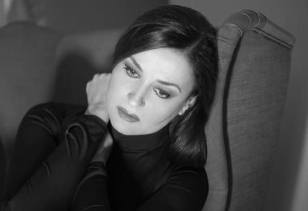 Η Καρυοφυλλιά Καραμπέτη μιλάει στο in.gr για την παράσταση «Οι ποιητές μας τραγουδούν»