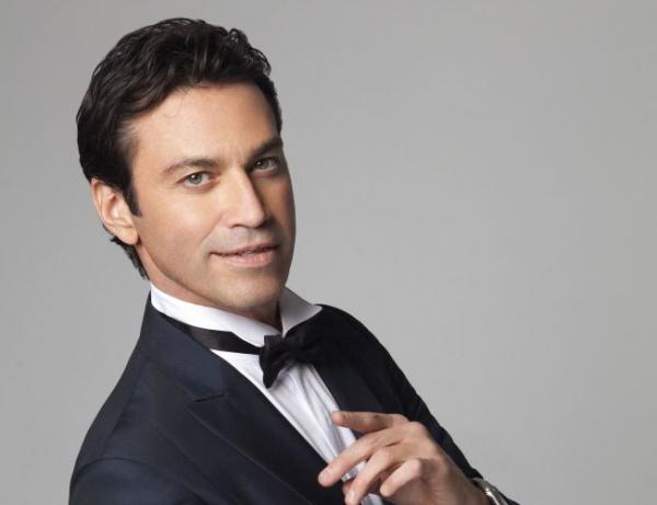 Ο Μάριος Φραγκούλης τραγουδάει για τον έρωτα στο Μέγαρο Μουσικής