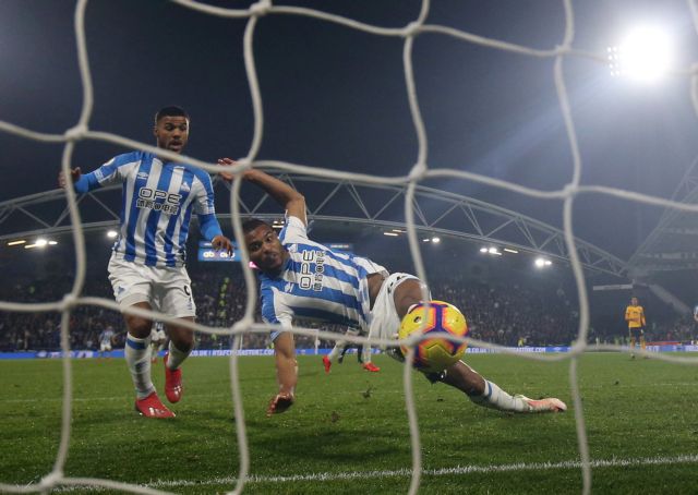 Premier League : Οξυγόνο στο 90+1′ για τη Χάντερσφιλντ