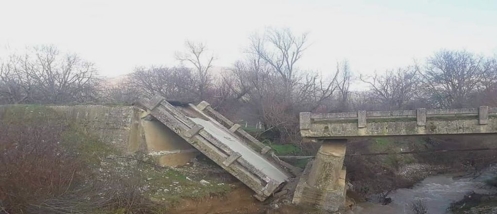 Κατέρρευσε γέφυρα στον Φενεό Κορινθίας - Κομμένη στα δύο η περιοχή