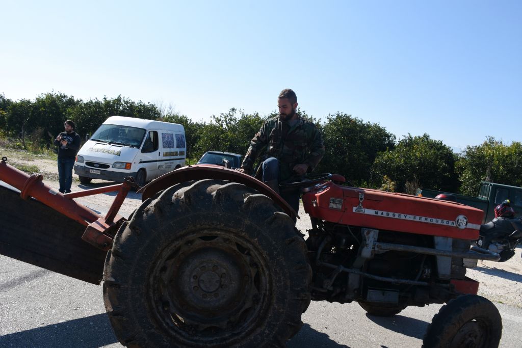 Σκληραίνουν τη στάση τους οι αγρότες: Κλείνουν και τον κόμβο του Πλατύκαμπου