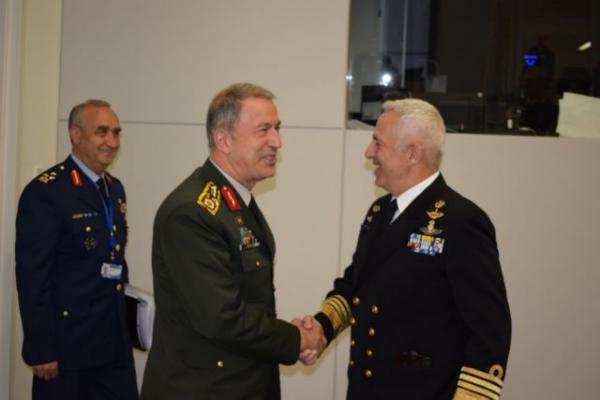 Ξεκίνησε η συνάντηση Αποστολάκη – Ακάρ στις Βρυξέλλες