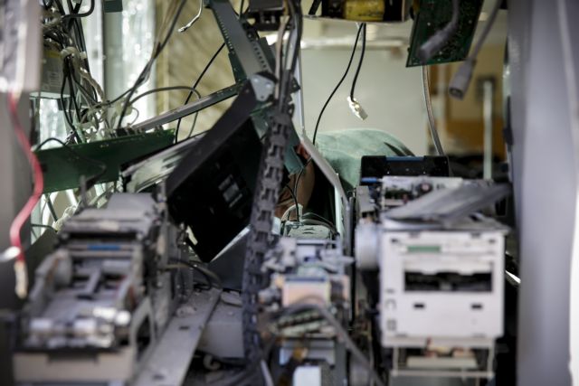 Ανατίναξαν ATM στη Βάρη και άρπαξαν χρήματα