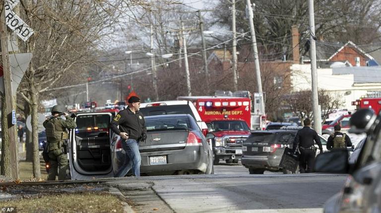 Επίθεση στο Ιλινόις : Σκότωσε πέντε άτομα λίγο μετά την απόλυσή του