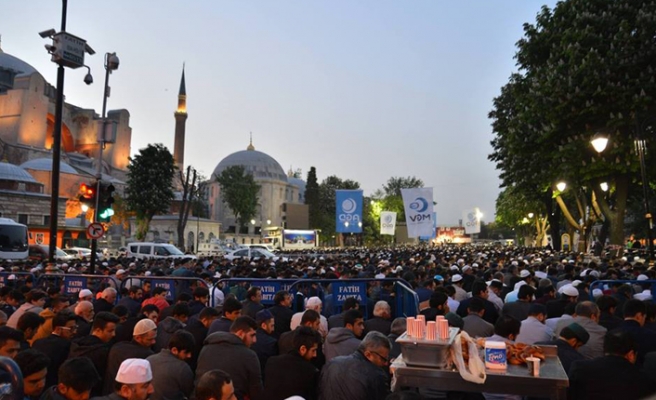 Τούρκοι προκαλούν στην Αγιά Σοφιά: Σπάστε τις αλυσίδες και κάντε τη τζαμί