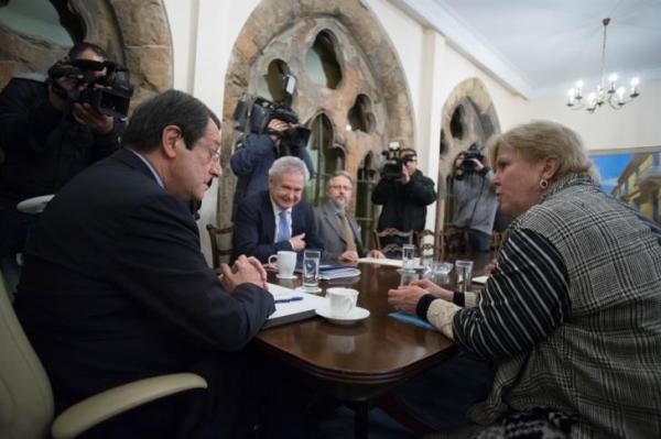 Νέες συναντήσεις της απεσταλμένης του ΟΗΕ με Αναστασιάδη-Ακιντζί τη Δευτέρα