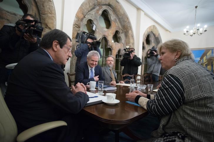 Νέες συναντήσεις της απεσταλμένης του ΟΗΕ με Αναστασιάδη-Ακιντζί τη Δευτέρα