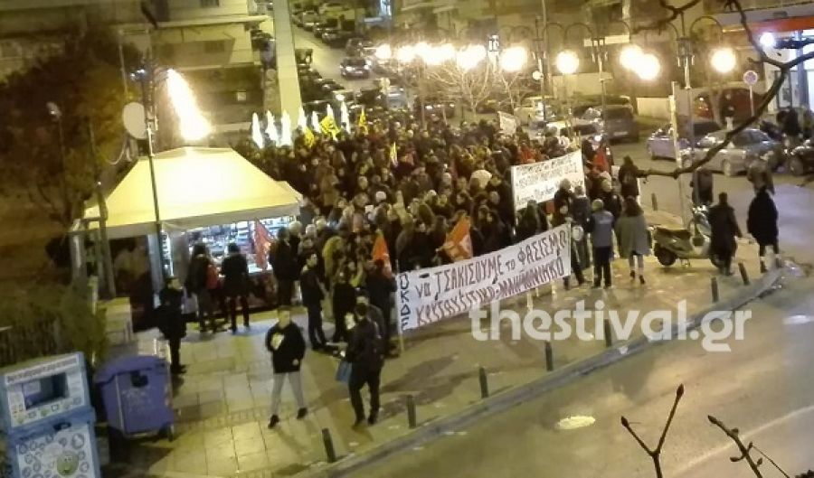 Αντιρατσιστική πορεία στη Νεάπολη μετά την επίθεση σε διαμέρισμα προσφύγων