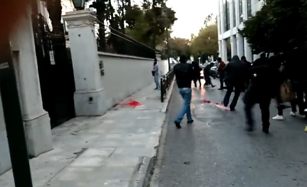 Βίντεο: Η επίθεση του Ρουβίκωνα στην ιταλική πρεσβεία