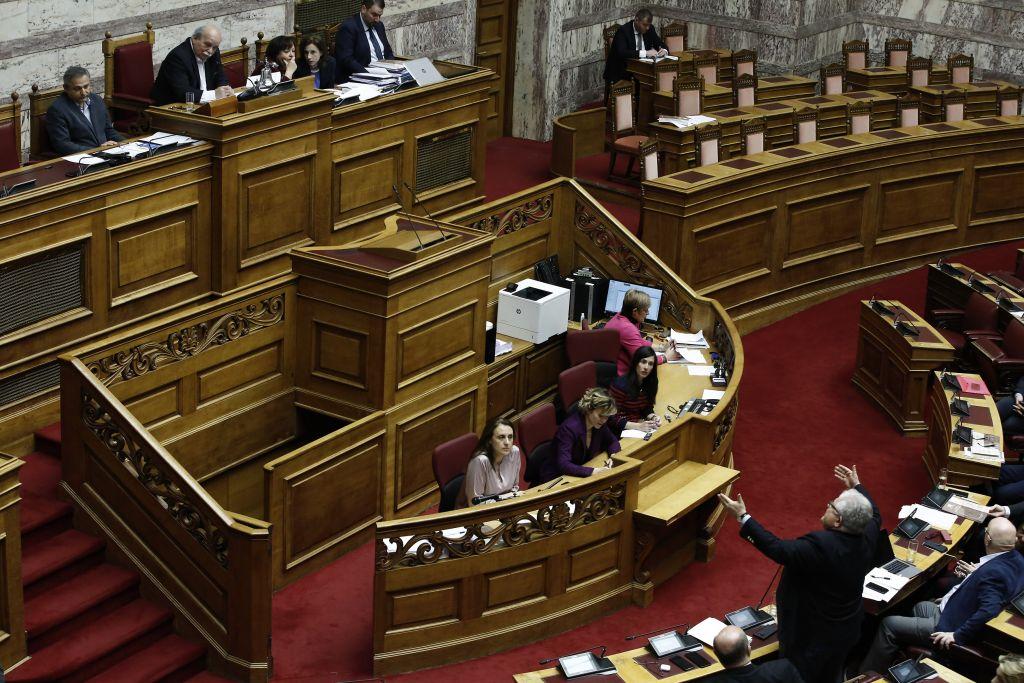 Συνταγματική αναθεώρηση: Διαφωνίες κομμάτων για το αν η παρούσα Βουλή δεσμεύει την επόμενη