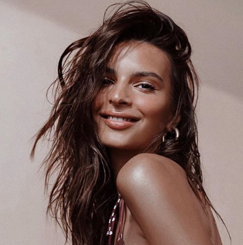 «Κολάζει» η Emily Ratajkowski