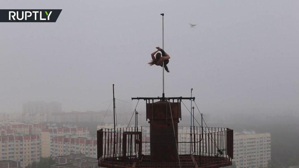 Φιγούρες pole dancing σε ουρανοξύστη