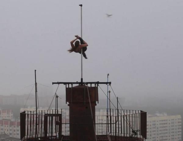 Φιγούρες pole dancing σε ουρανοξύστη