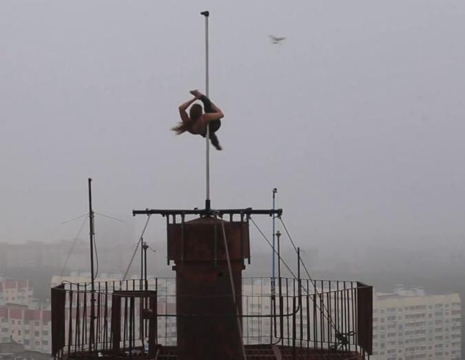 Φιγούρες pole dancing σε ουρανοξύστη