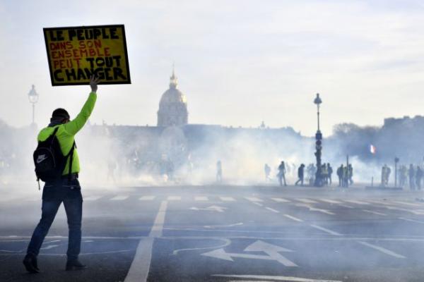 Χάος στη Γαλλία: Επεισόδια και δακρυγόνα στις διαδηλώσεις των «κίτρινων γιλέκων»