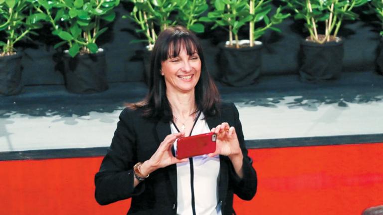 «Περιουσία του δημοσίου» τα κινητά μου λέει η Κουντουρά – «Χαμηλή δαπάνη τα 3.092 ευρώ»