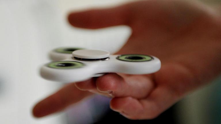 Σοκ : Το δάχτυλο μαθητή σφηνώθηκε στο δημοφιλές fidget spinner