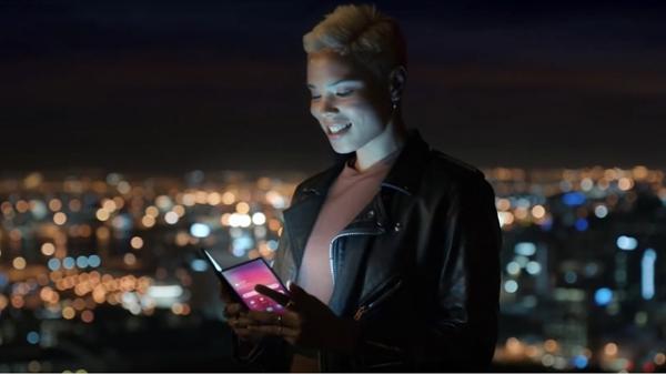 Τα νέα κινητά θα διπλώνουν και θα …τυλίγονται