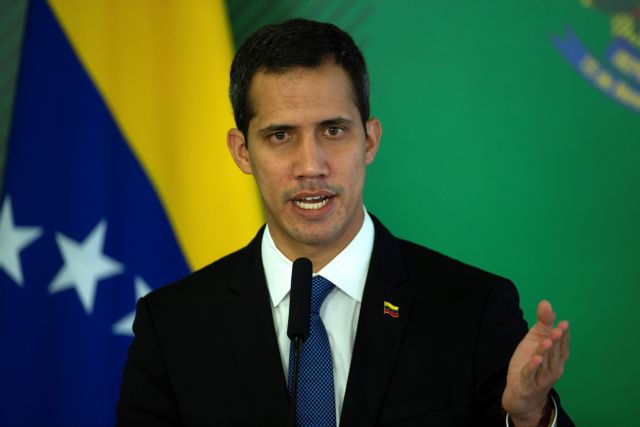 Επιστρέφει στη Βενεζουέλα παρά τις απειλές που δέχεται ο Γκουαϊδό