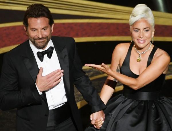 Λάδι στη φωτιά ρίχνει η πρώην του Μπράντλεϊ Κούπερ για τη σχέση του με την Lady Gaga