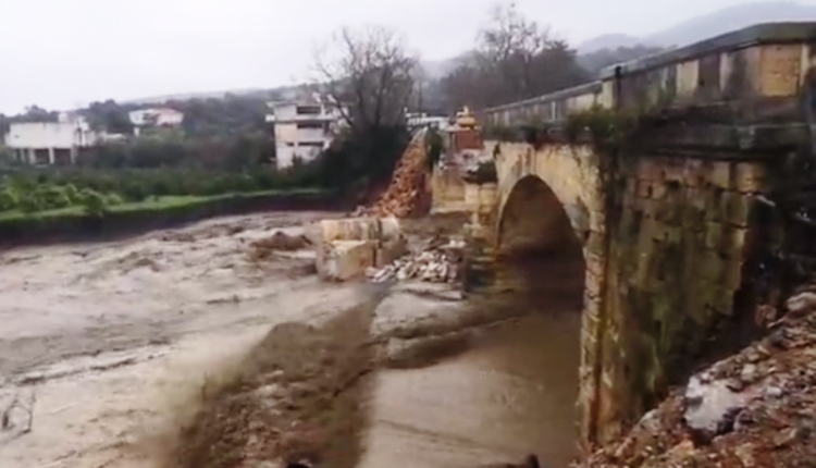 Χανιά: Συγκλονιστικό βίντεο από τη στιγμή της κατάρρευσης της γέφυρας του Κερίτη