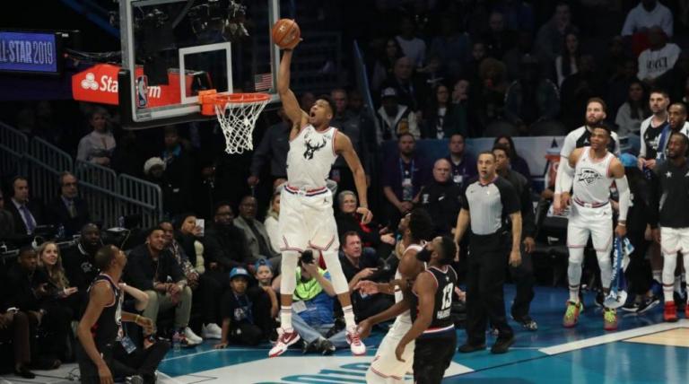 Οι καλύτερες περιγραφές για το σούπερ κάρφωμα του Αντετοκούνμπο