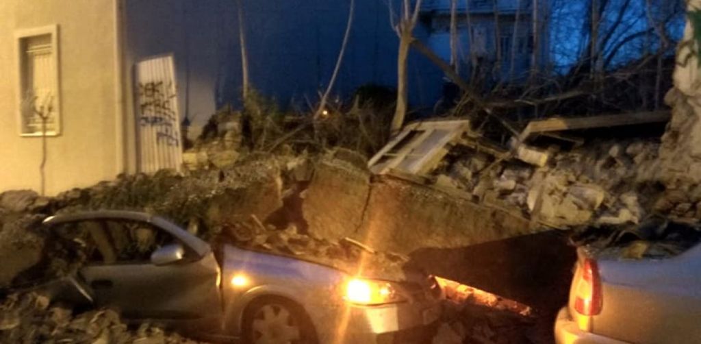 Κατέρρευσε εγκαταλελειμμένο κτίριο στο Γκάζι - Καταπλακώθηκαν αυτοκίνητα