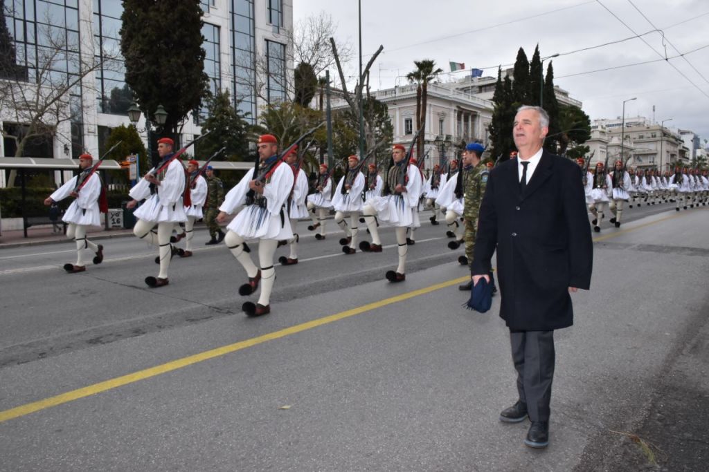 Συγκίνηση: Ο πατέρας του άτυχου Εύζωνα παρελαύνει δίπλα στην Προεδρική Φρουρά 12