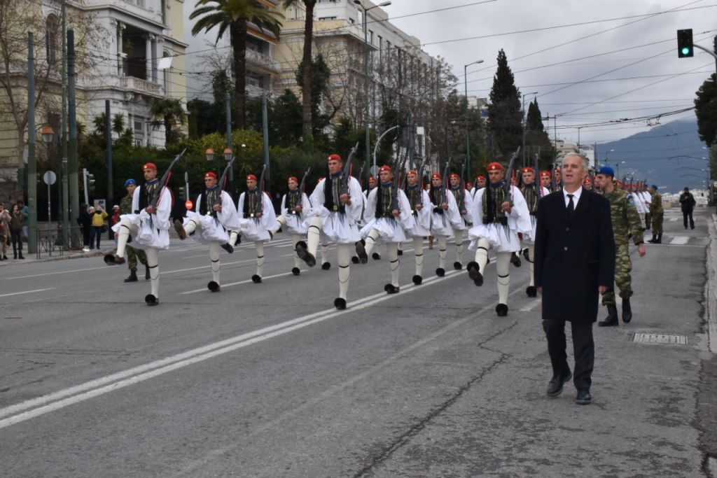 Συγκίνηση: Ο πατέρας του άτυχου Εύζωνα παρελαύνει δίπλα στην Προεδρική Φρουρά 13