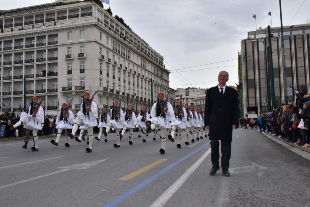 Συγκίνηση: Ο πατέρας του άτυχου Εύζωνα παρελαύνει δίπλα στην Προεδρική Φρουρά 14